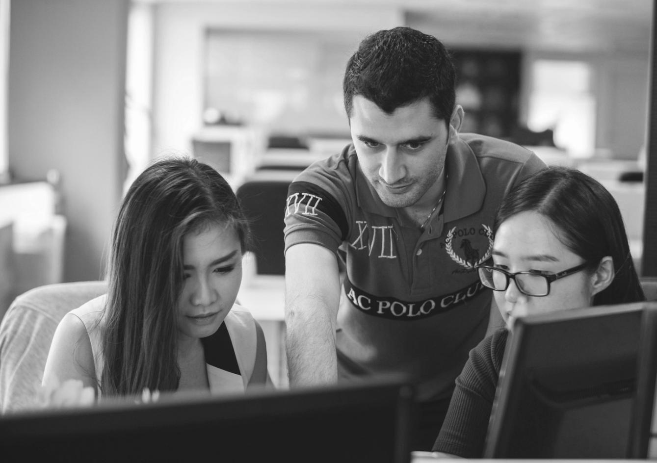 Environnement d'apprentissage collaboratif avec participants travaillant en équipe