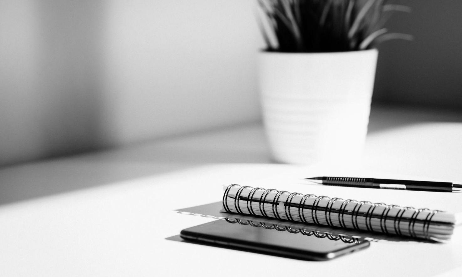 Consultant analysant des documents financiers dans un bureau moderne