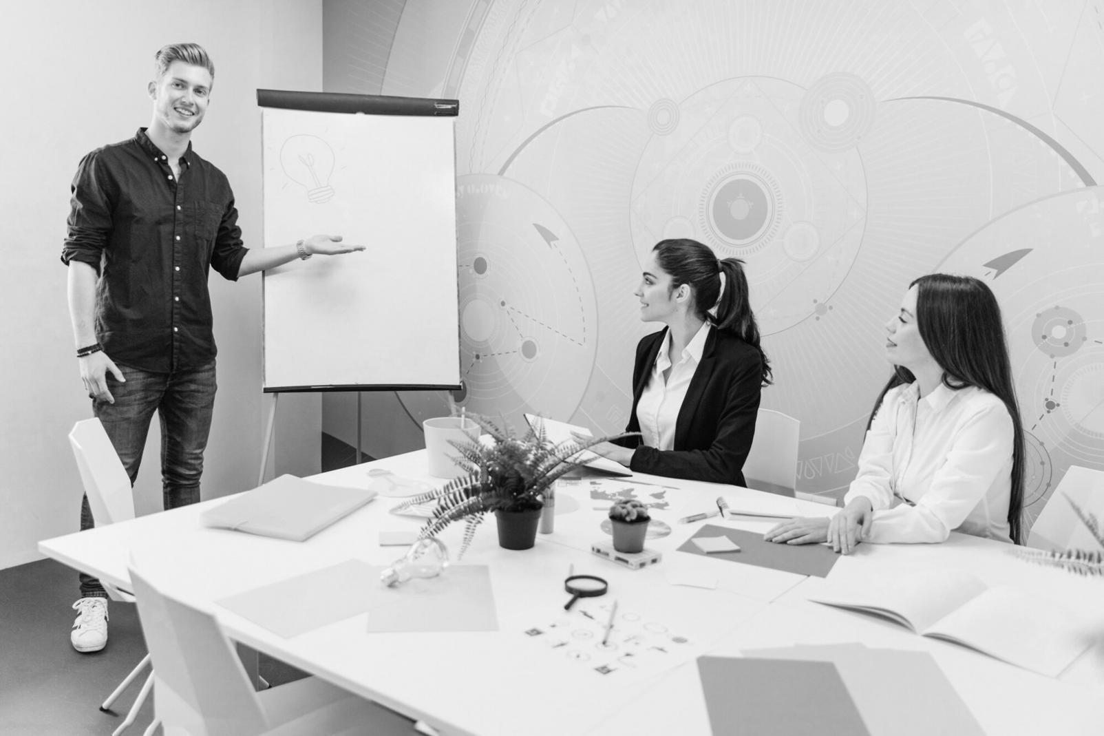 Session de préparation financière en cours avec documents et outils d'analyse