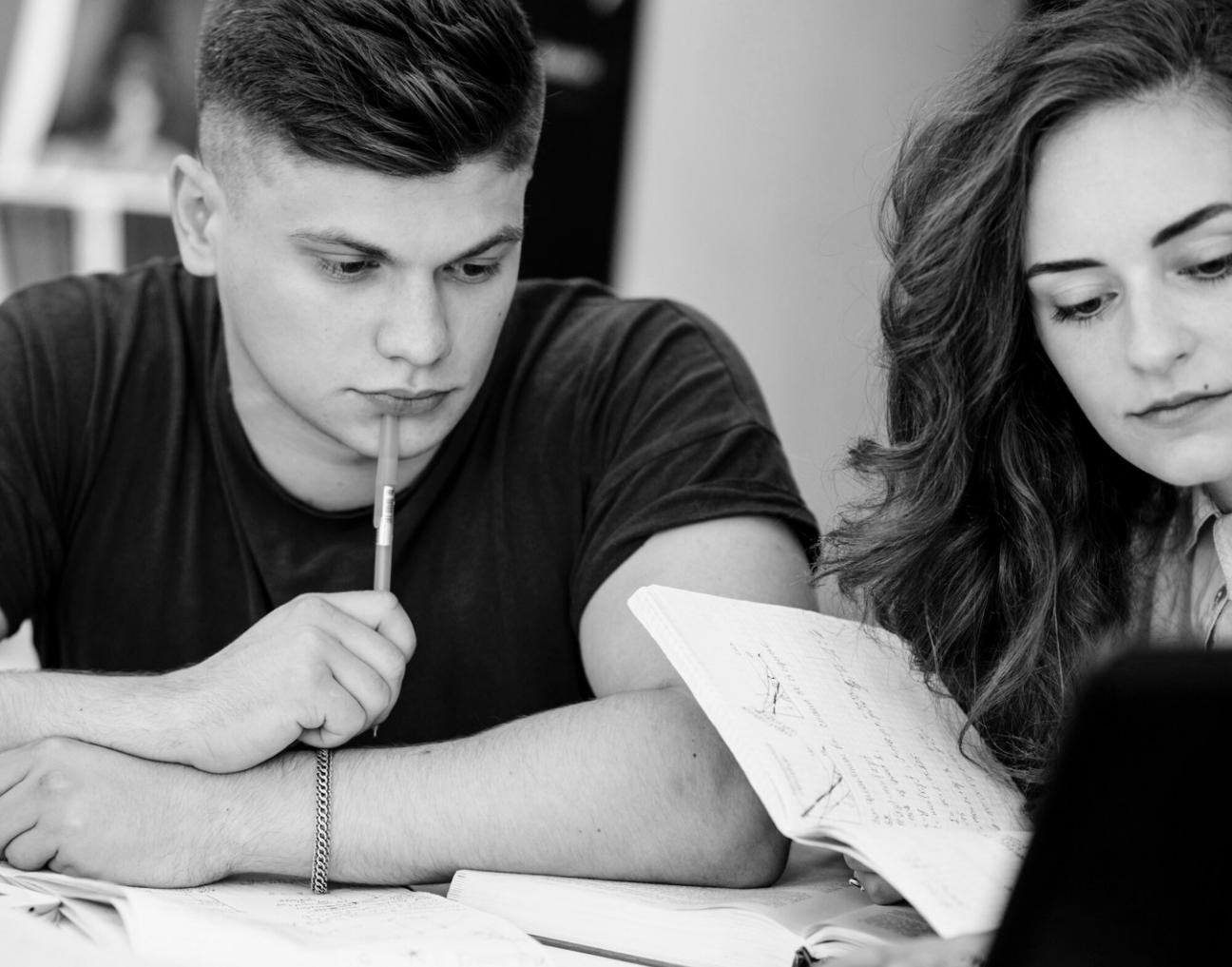 Équipe de conseillers financiers travaillant en collaboration sur des dossiers clients